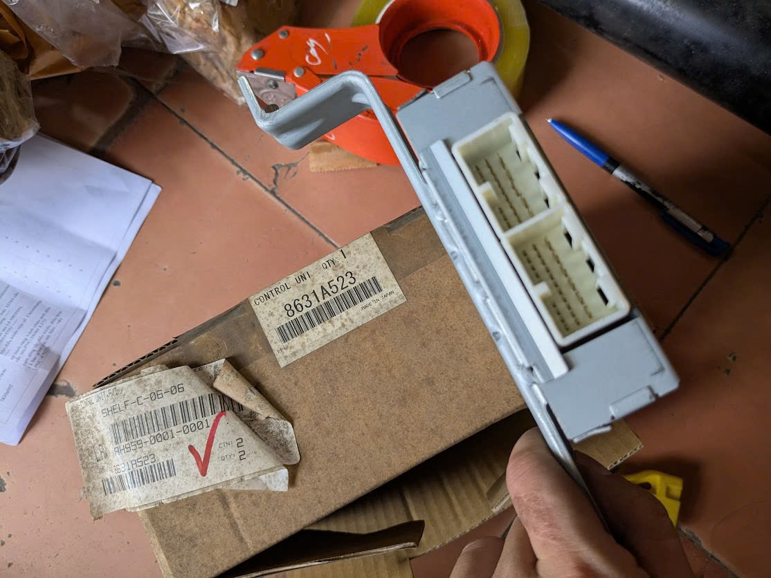 Hộp điều khiển hộp số Mitsubishi Zinger TZZA11