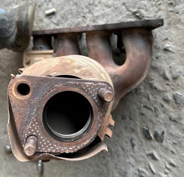 Ống cổ góp khí thải xả bầu bô xe Mitsubishi Zinger 2007-2012 1555A515