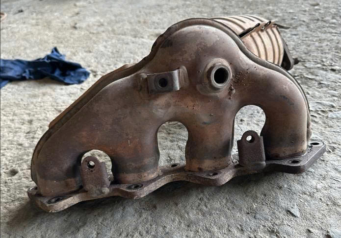 Ống cổ góp khí thải xả bầu bô xe Mitsubishi Zinger 2007-2012 1555A515