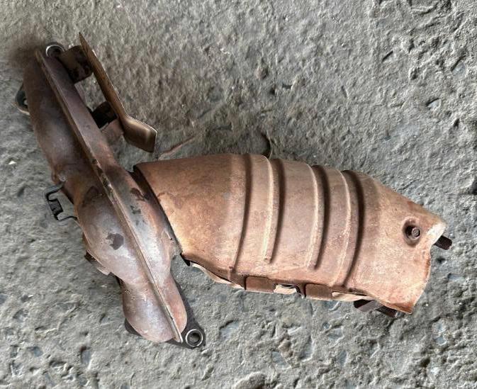 Ống cổ góp khí thải xả bầu bô xe Mitsubishi Zinger 2007-2012 1555A515