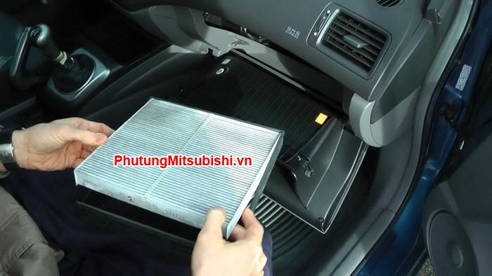 Hướng dẫn vệ sinh lọc gió điều hòa xe Mitsubishi