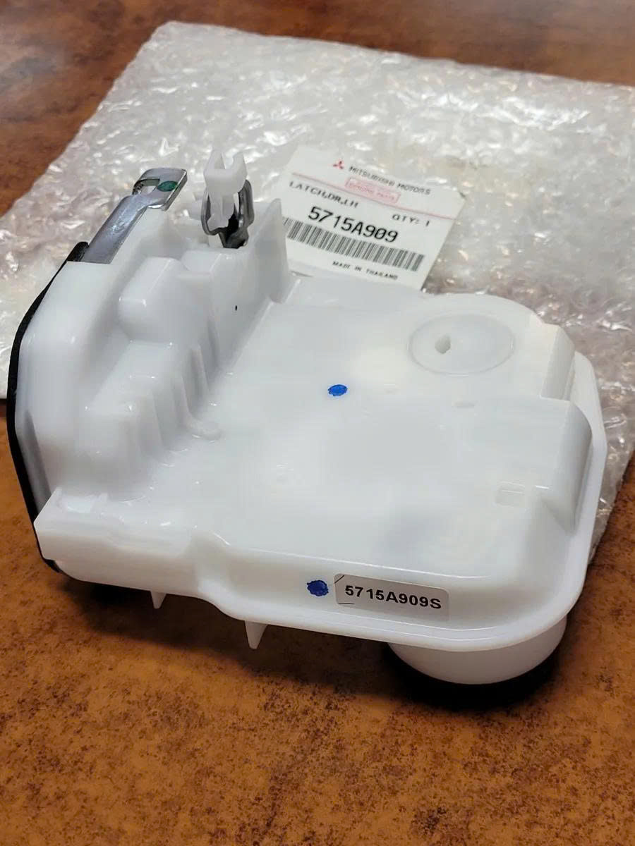 5715A909 Khóa ngậm cửa trước Lh  Mitsubishi Attrage  Mirager 5 giắc  - cơ cấu khóa cửa