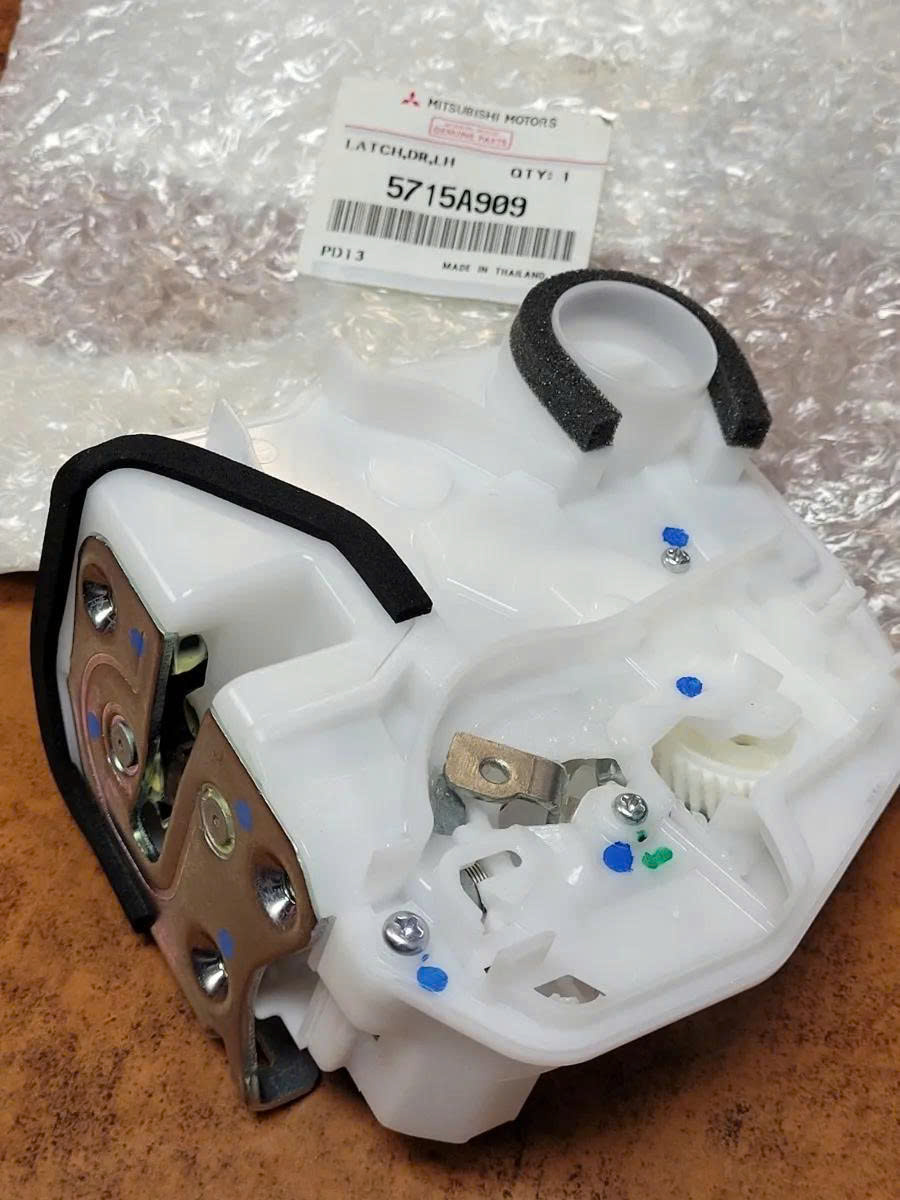 5715A909 Khóa ngậm cửa trước Lh  Mitsubishi Attrage  Mirager 5 giắc  - cơ cấu khóa cửa