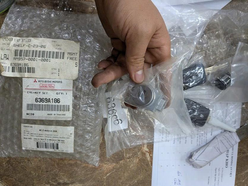 Bộ ổ khóa và chìa toàn xe - BAO GỒM 2 CHÌA KHIỂN TỪ XA 6370b906 KHÓA VÔ LĂNG ĐỀ lỗ KHÓA CỐP PHỤ KHÓA CỬA TRƯỚC LH Mitsubishi Triton, Attrage, Mirage, Pajero Sport