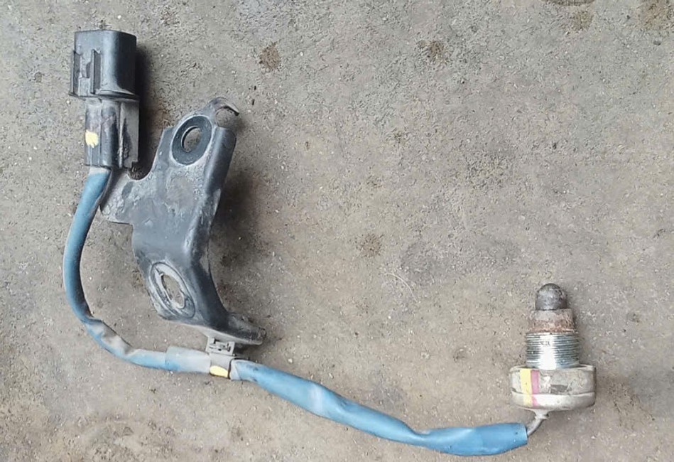 Công tắc báo lùi, cảm biến báo lùi xe Mitsubishi Attrage và Mirage hàng bãi