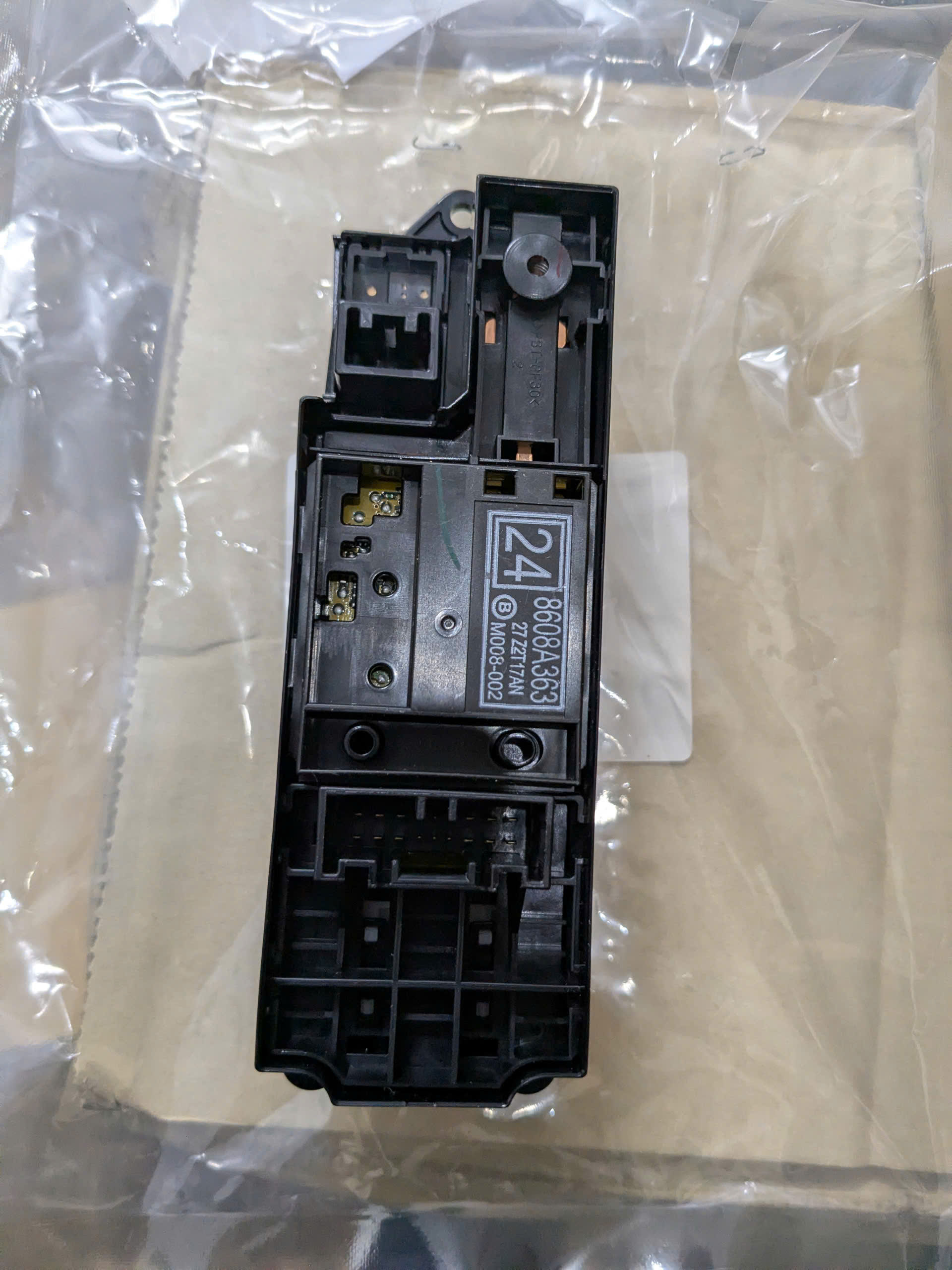 Công tắc lên xuống kính tổng cửa trước xe Mitsubishi Attrage, Mirage, Triton, Pajero Sport, Xpander