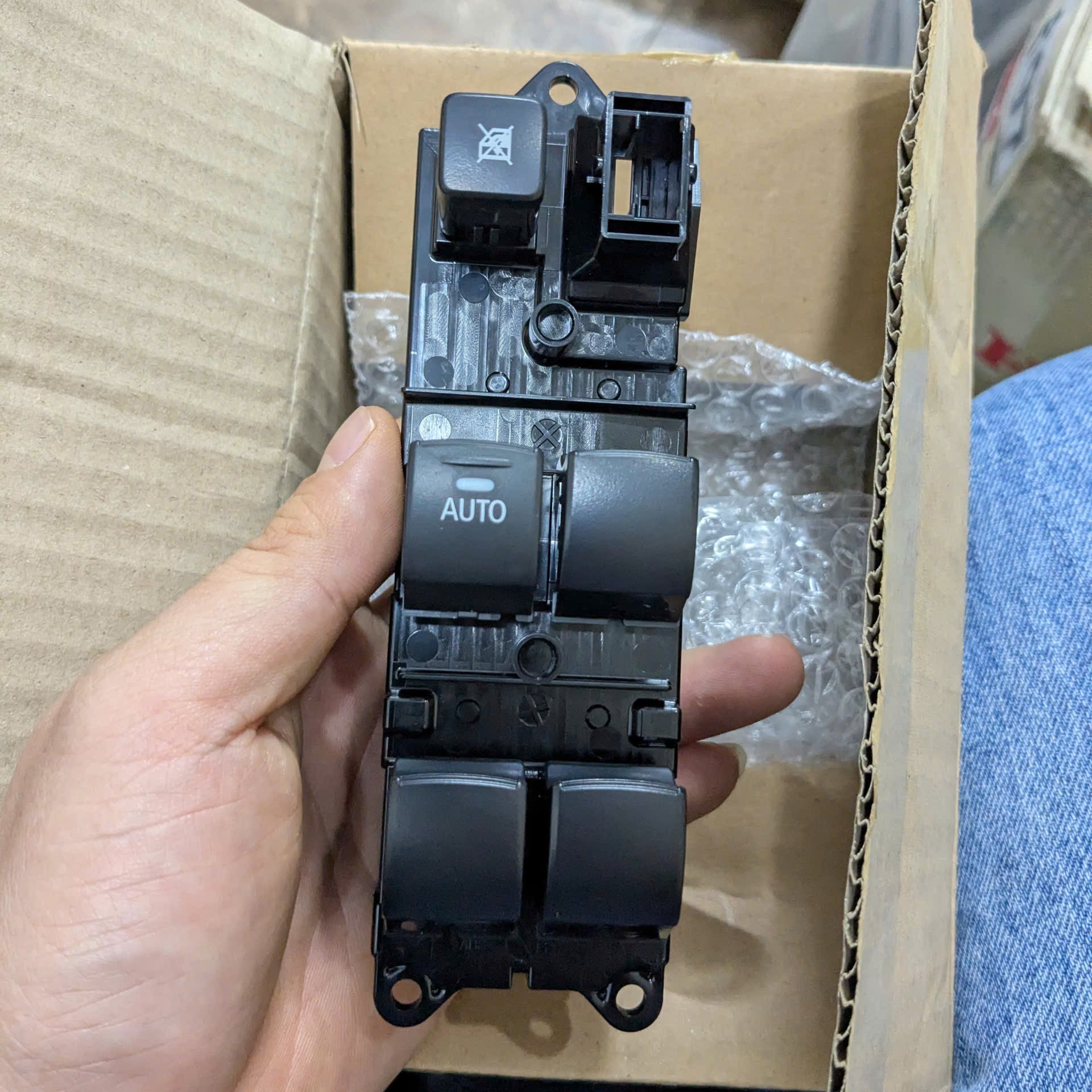 Công tắc lên xuống kính tổng cửa trước Mitsubishi Attrage, Mirage, Triton, Pajero Sport, Xpander