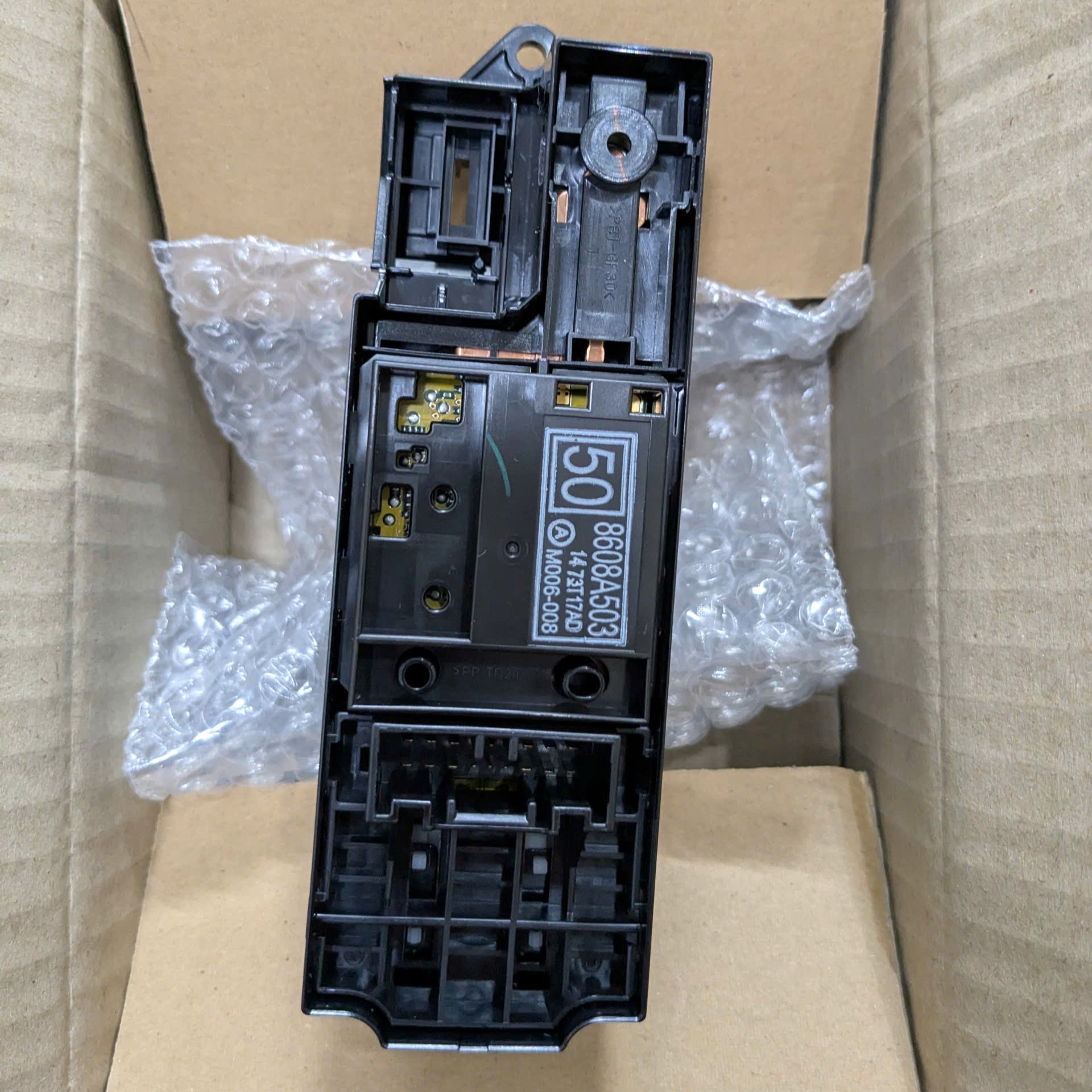 Công tắc lên xuống kính tổng cửa trước Mitsubishi Attrage, Mirage, Triton, Pajero Sport, Xpander