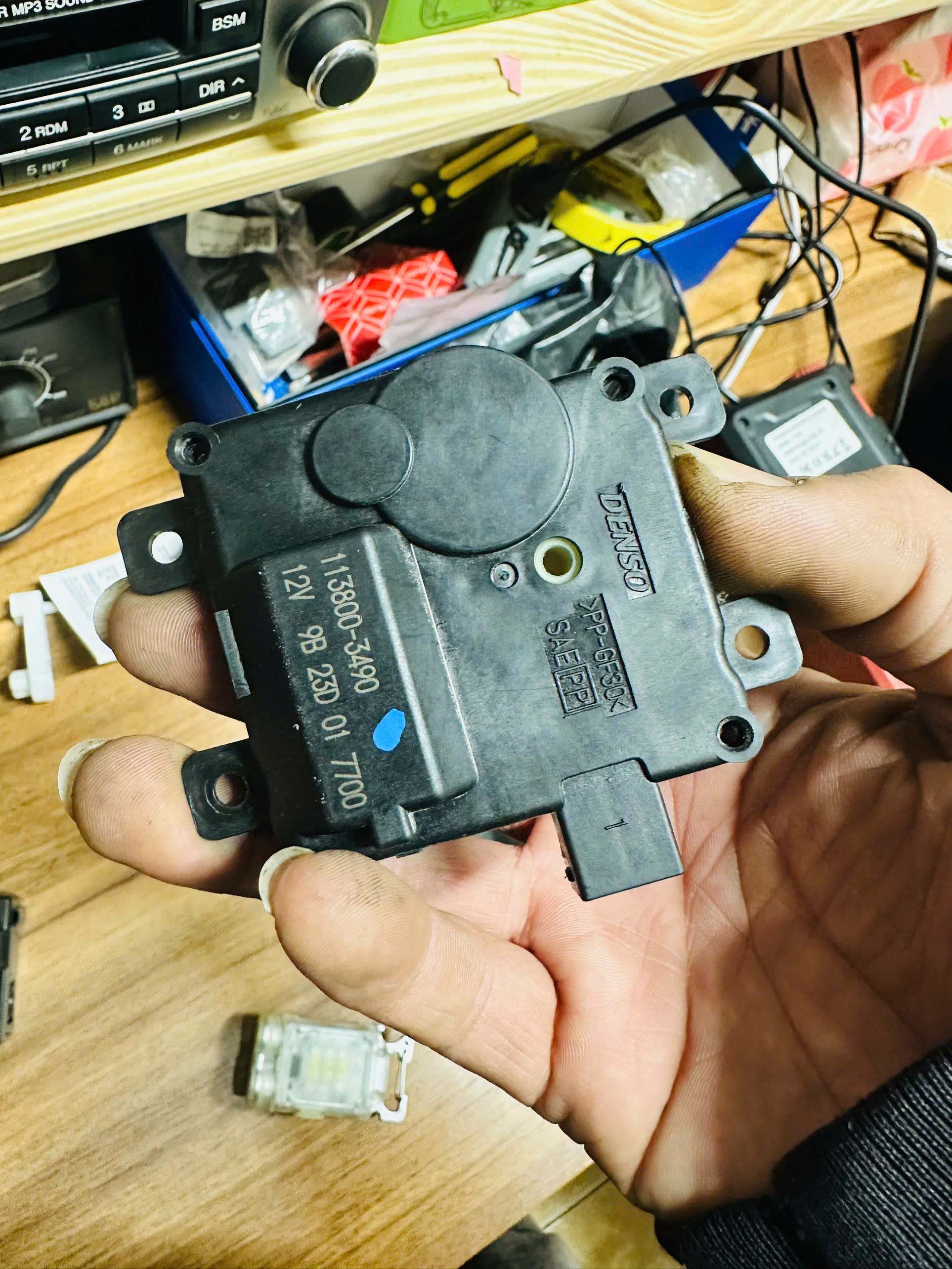 Mô tơ điều khiển chỉnh gió điều hòa trong táp lô  Mitsubishi Xpander  Mitsubishi Attrage  Mitsubishi Mirage  mô tơ điều hòa mình  ở chức năng  chỉnh chế độ chân -mặt  chỉnh nhiệt độ nóng lạnh lấy gió trong ngoài 113800-3490