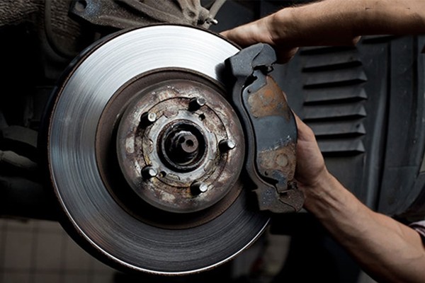 Má phanh ô tô bị rỉ (bị han) sau khi mưa hoặc rửa xe