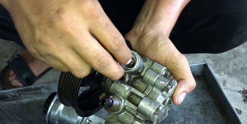 C&oacute; thể sửa chữa bơm trợ lực l&aacute;i bị r&ograve; rỉ kh&ocirc;ng?