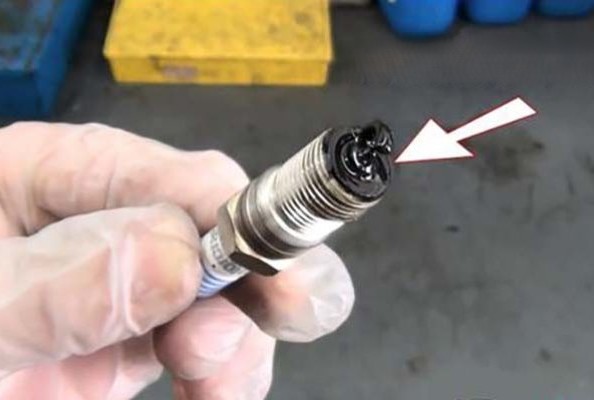 Bugi Bị Ướt Dầu Nhớt