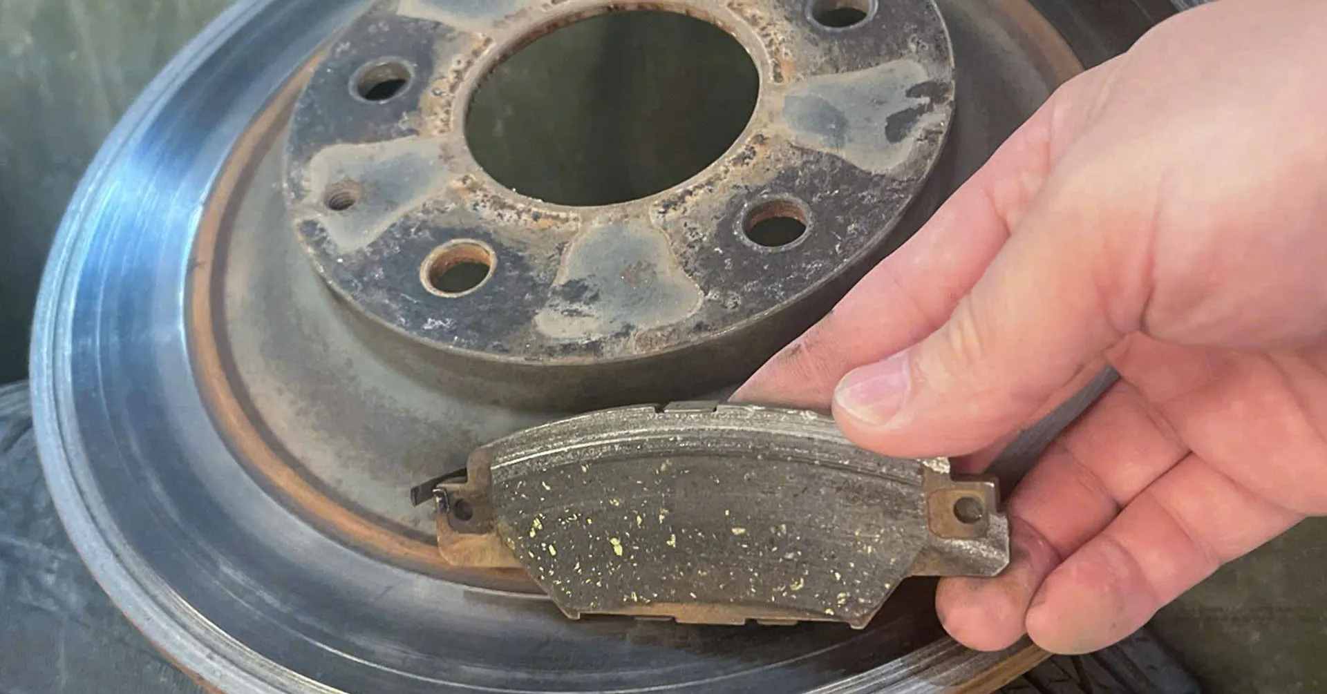 Có nên dán bố thắng ô tô để tiết kiệm chi phí không?