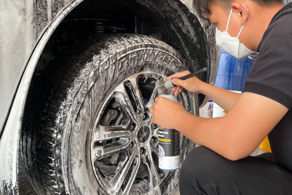 Hướng dẫn sử dụng dung dịch tẩy vệ sinh m&acirc;m xe &ocirc; t&ocirc; tại nh&agrave;