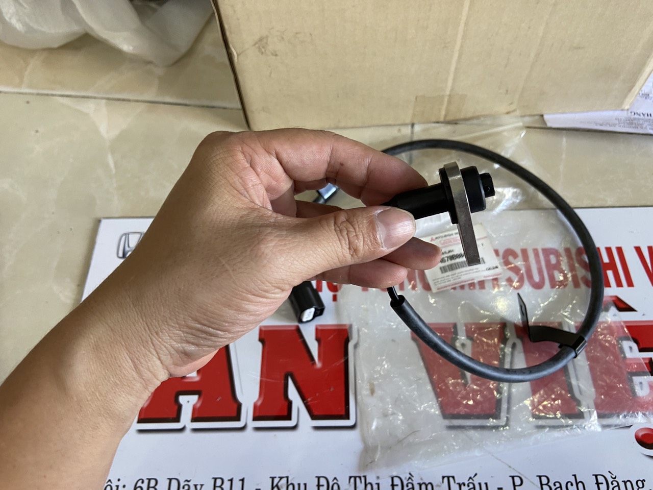 Cảm biến ABS b&aacute;nh sau &ocirc; t&ocirc;