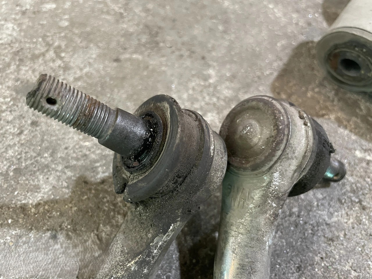 Vai tr&ograve; của cao su rotuyn c&acirc;n bằng v&agrave; cao su chụp bụi rotuyn c&acirc;n bằng