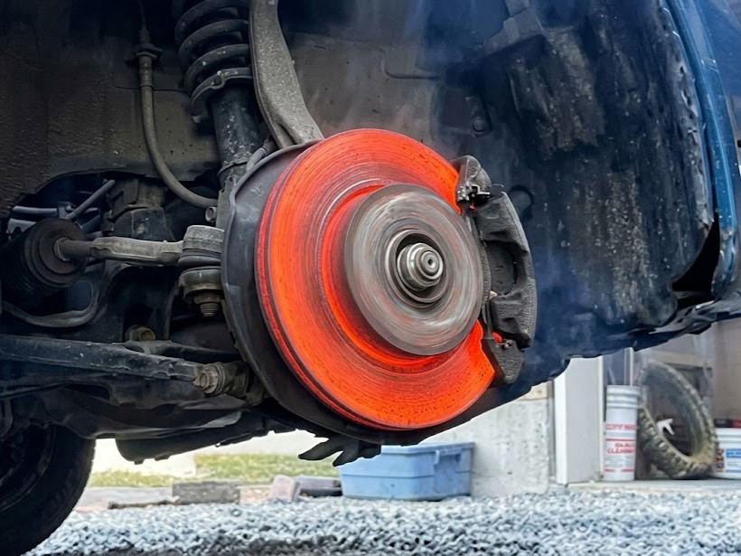 Hiện tượng phanh đĩa &ocirc; t&ocirc; bị n&oacute;ng v&agrave; b&oacute; kẹt