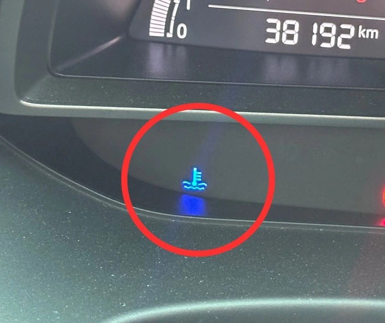 &Yacute; nghĩa của đ&egrave;n b&aacute;o k&eacute;t nước xe &ocirc; t&ocirc; tr&ecirc;n Taplo