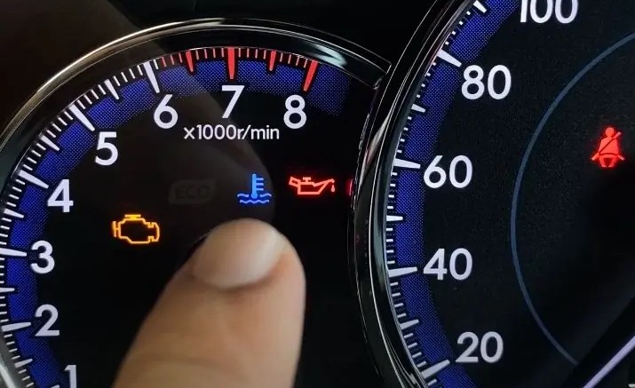 Đ&egrave;n b&aacute;o thiếu (cảnh b&aacute;o hết) nước l&agrave;m m&aacute;t