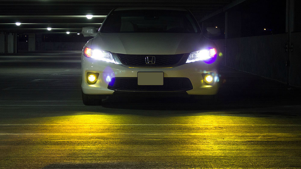 Tại sao đ&egrave;n sương m&ugrave; &ocirc; t&ocirc; thường c&oacute; m&agrave;u v&agrave;ng?