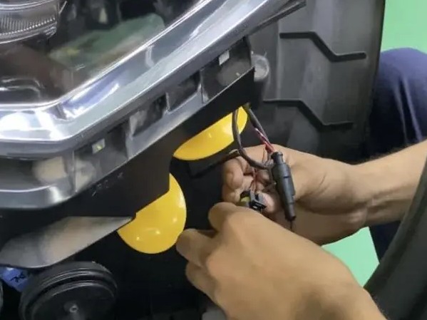 Lắp đ&egrave;n gầm xe &ocirc; t&ocirc; c&oacute; bị phạt kh&ocirc;ng?