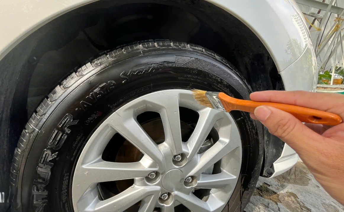 Sử dụng hóa chất làm bóng lốp xe ô tô