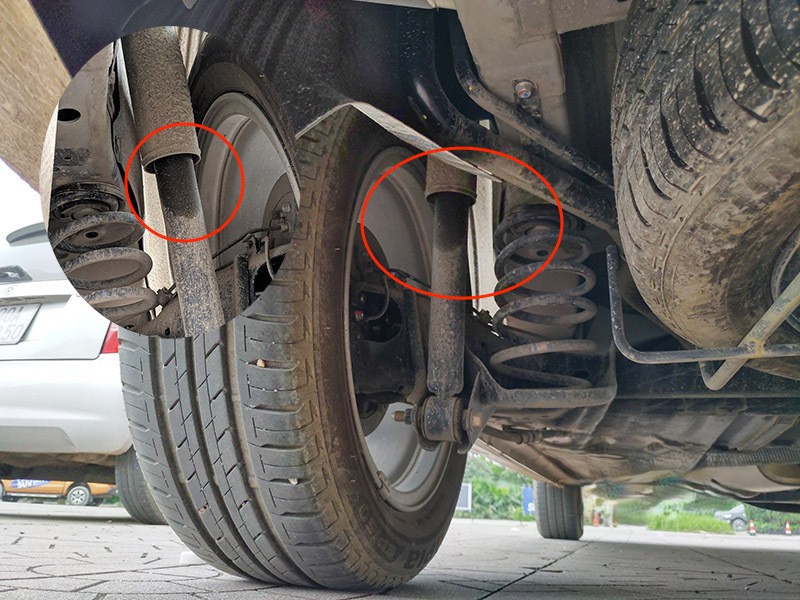 Giảm x&oacute;c &ocirc; t&ocirc; bị chảy dầu