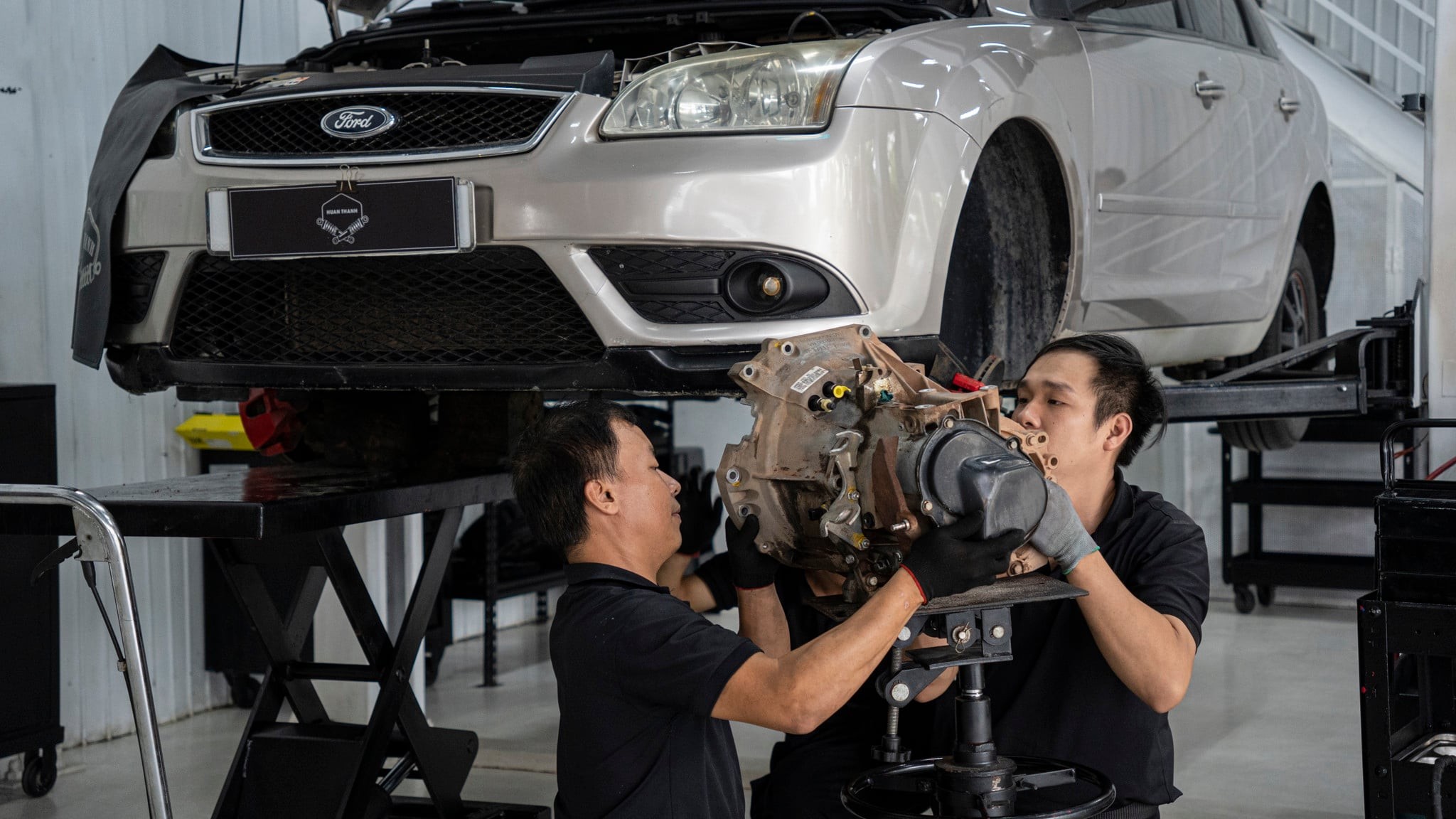 Quy tr&igrave;nh hạ hộp số để tiếp cận cụm ly hợp