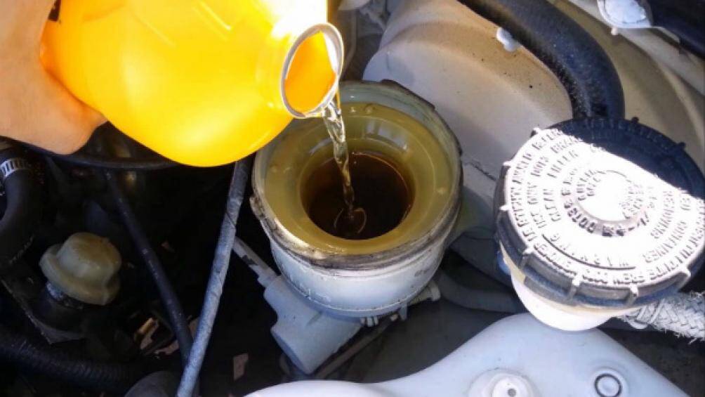 Tại sao mức dầu phanh trong bình bị hụt dần?