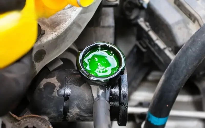 Hiện tượng k&eacute;t nước &ocirc; t&ocirc; bị sủi bọt