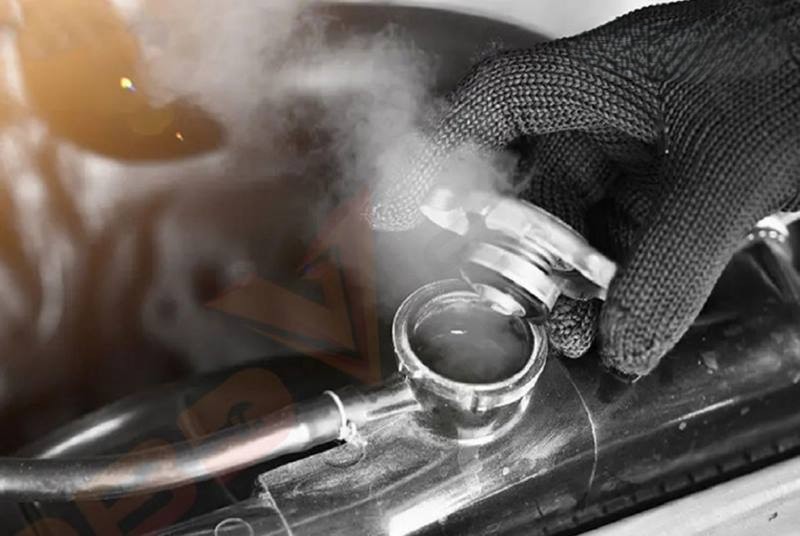 Hiện tượng k&eacute;t nước &ocirc; t&ocirc; bị s&ocirc;i, sủi bọt