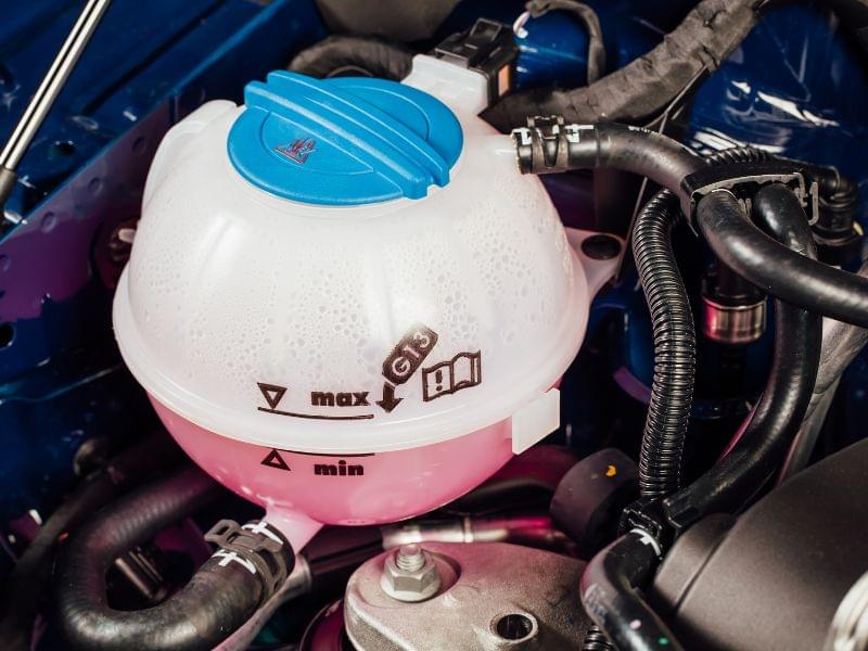 Đổ nước l&agrave;m m&aacute;t &ocirc; t&ocirc; bao nhi&ecirc;u l&agrave; đủ?