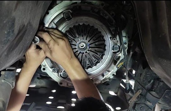 Kỹ thuật d&ugrave;ng trục định t&acirc;m để c&aacute;ch lắp l&aacute; c&ocirc;n &ocirc; t&ocirc; chuẩn x&aacute;c