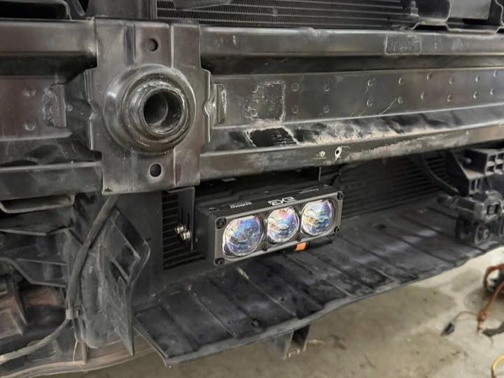 Lắp đặt đ&egrave;n trợ s&aacute;ng chuy&ecirc;n dụng cho Mitsubishi Destinator