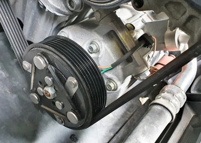 Lốc điều hòa ô tô kêu to, phát ra tiếng rít