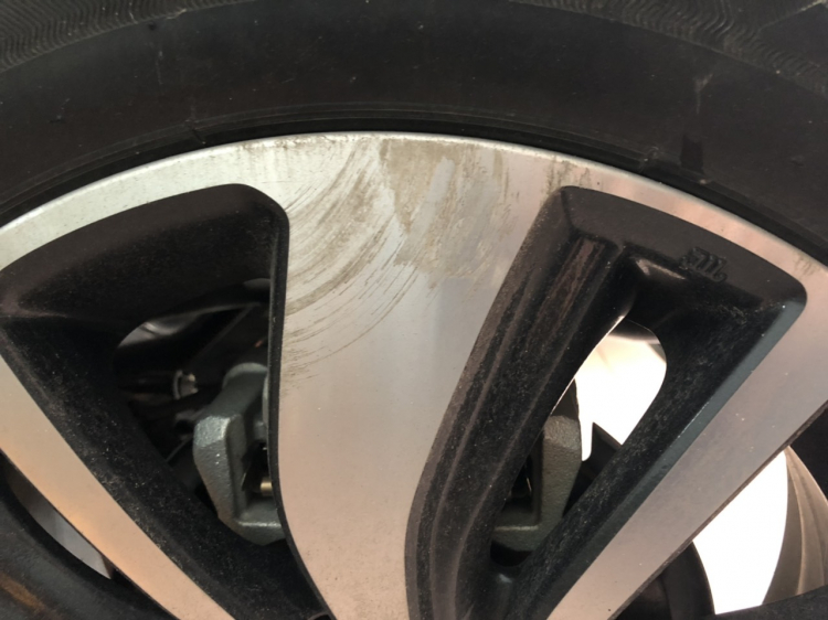 Hư hỏng bề mặt (M&acirc;m xe &ocirc; t&ocirc; bị xước, bị trầy)