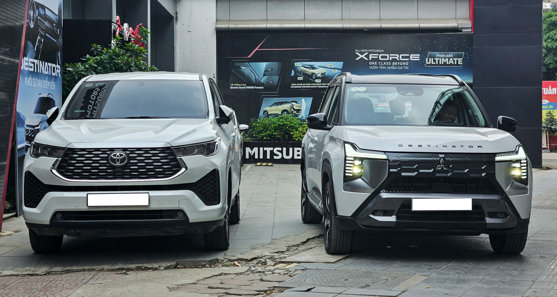 N&ecirc;n mua Innova Cross hay Mitsubishi Destinator?