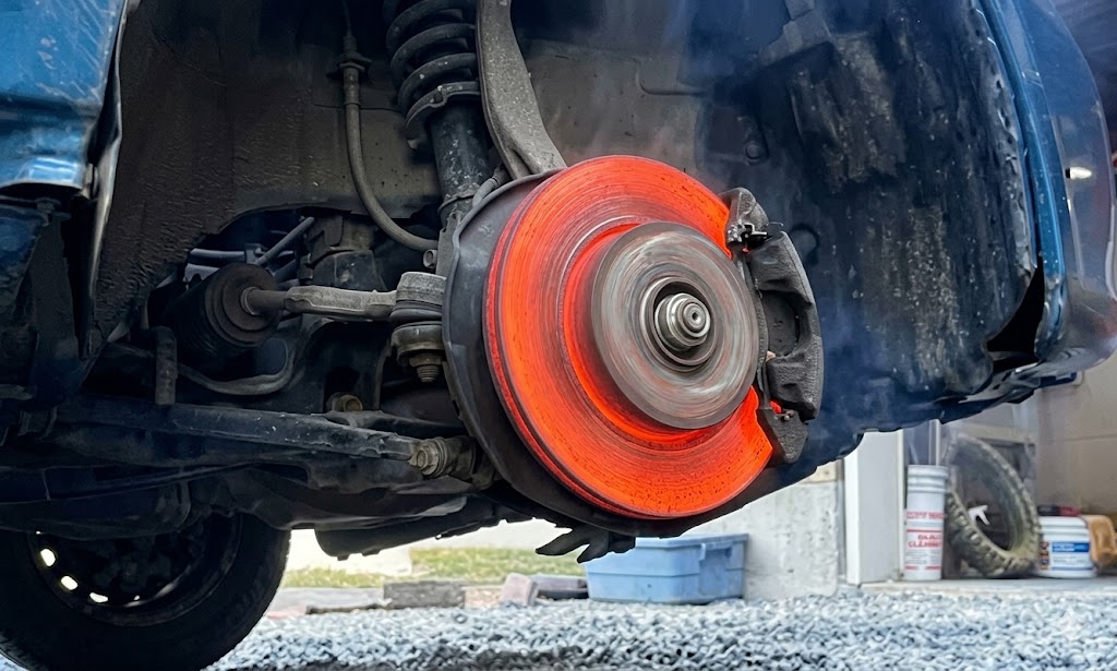 Má phanh ô tô bị nóng và cháy bố thắng