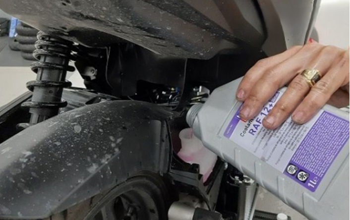 Nước l&agrave;m m&aacute;t &ocirc; t&ocirc; đổ xe m&aacute;y được kh&ocirc;ng?