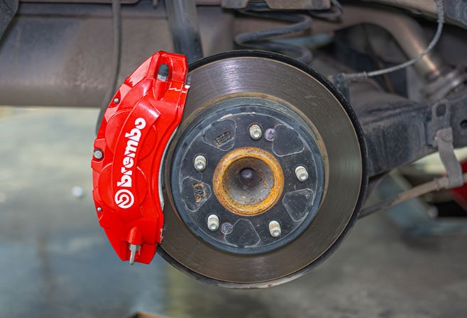 C&oacute; n&ecirc;n lắp ốp m&aacute; phanh &ocirc; t&ocirc; (Ốp nhựa giả Brembo) kh&ocirc;ng