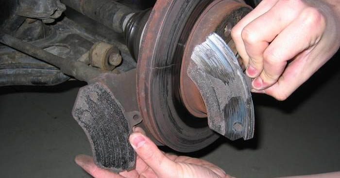 Có nên dán bố thắng ô tô để tiết kiệm chi phí không?