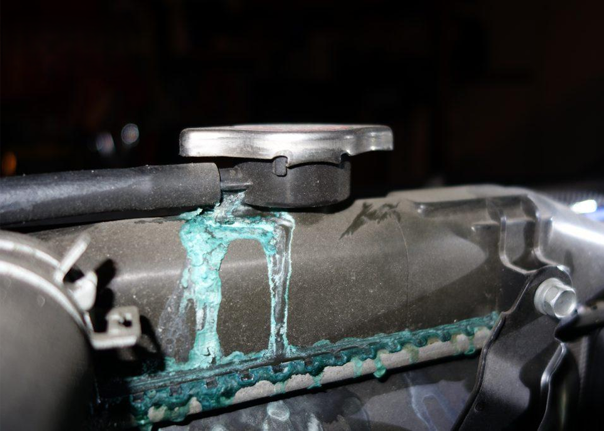 R&ograve; rỉ tại k&eacute;t nước l&agrave;m m&aacute;t &ocirc; t&ocirc; hoặc bục d&acirc;y dẫn