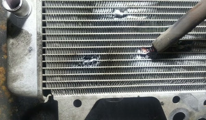 D&ugrave;ng keo d&aacute;n sửa k&eacute;t nước