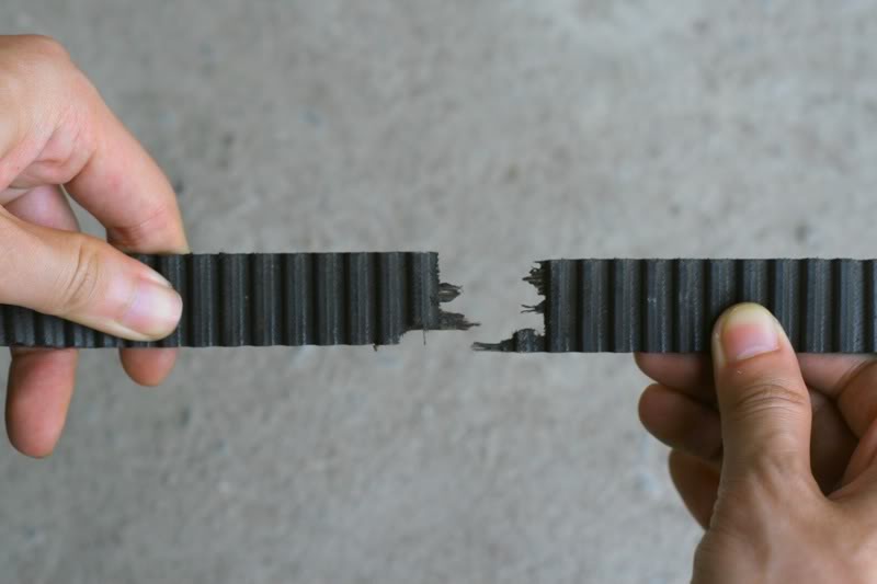 Xe &ocirc; t&ocirc; bị đứt d&acirc;y curoa c&oacute; đi được kh&ocirc;ng?