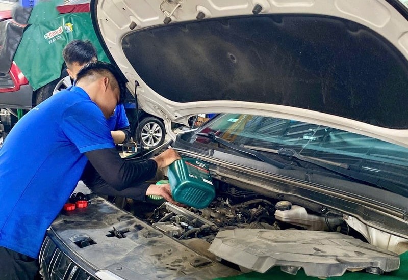 Thay nhớt m&aacute;y &ocirc; t&ocirc; bao nhi&ecirc;u tiền?