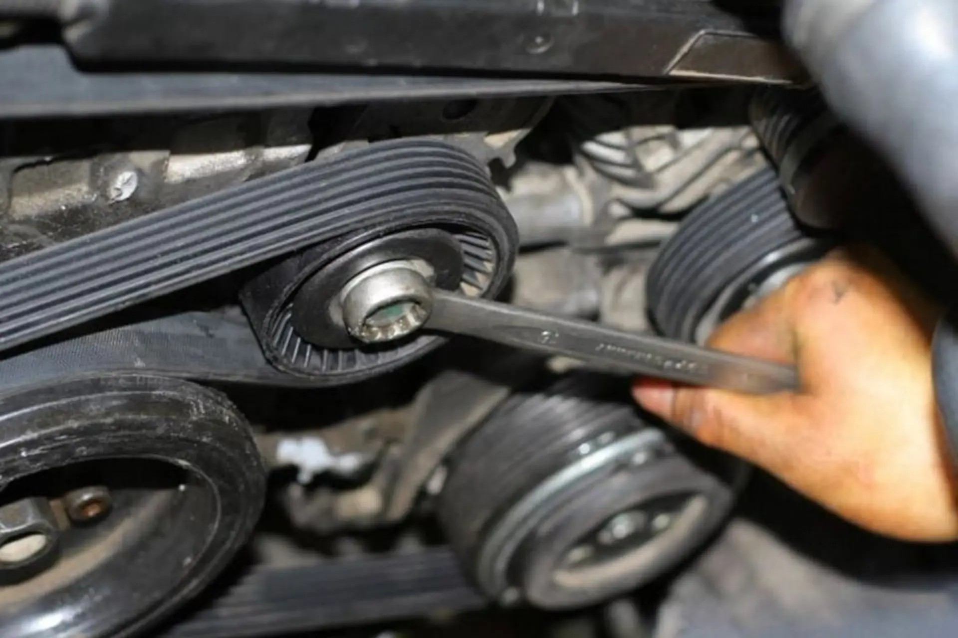 Bao l&acirc;u th&igrave; thay d&acirc;y curoa &ocirc; t&ocirc;?