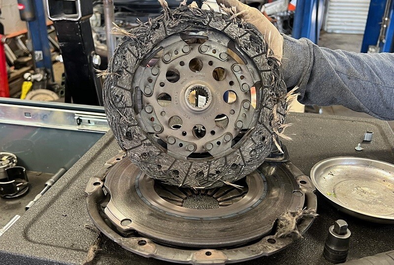 Thay l&aacute; c&ocirc;n xe &ocirc; t&ocirc;