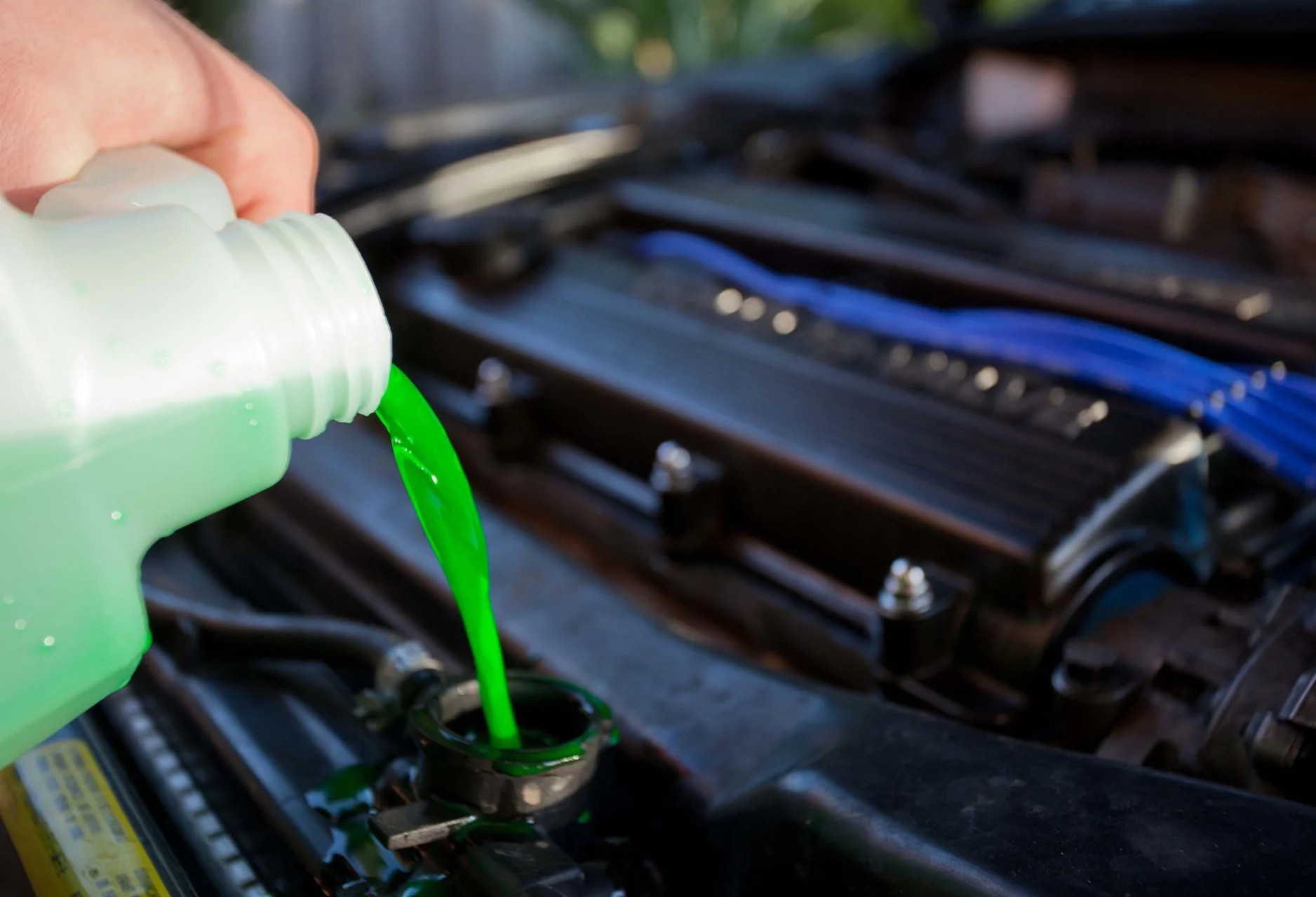 Bao l&acirc;u phải thay nước l&agrave;m m&aacute;t &ocirc; t&ocirc;?