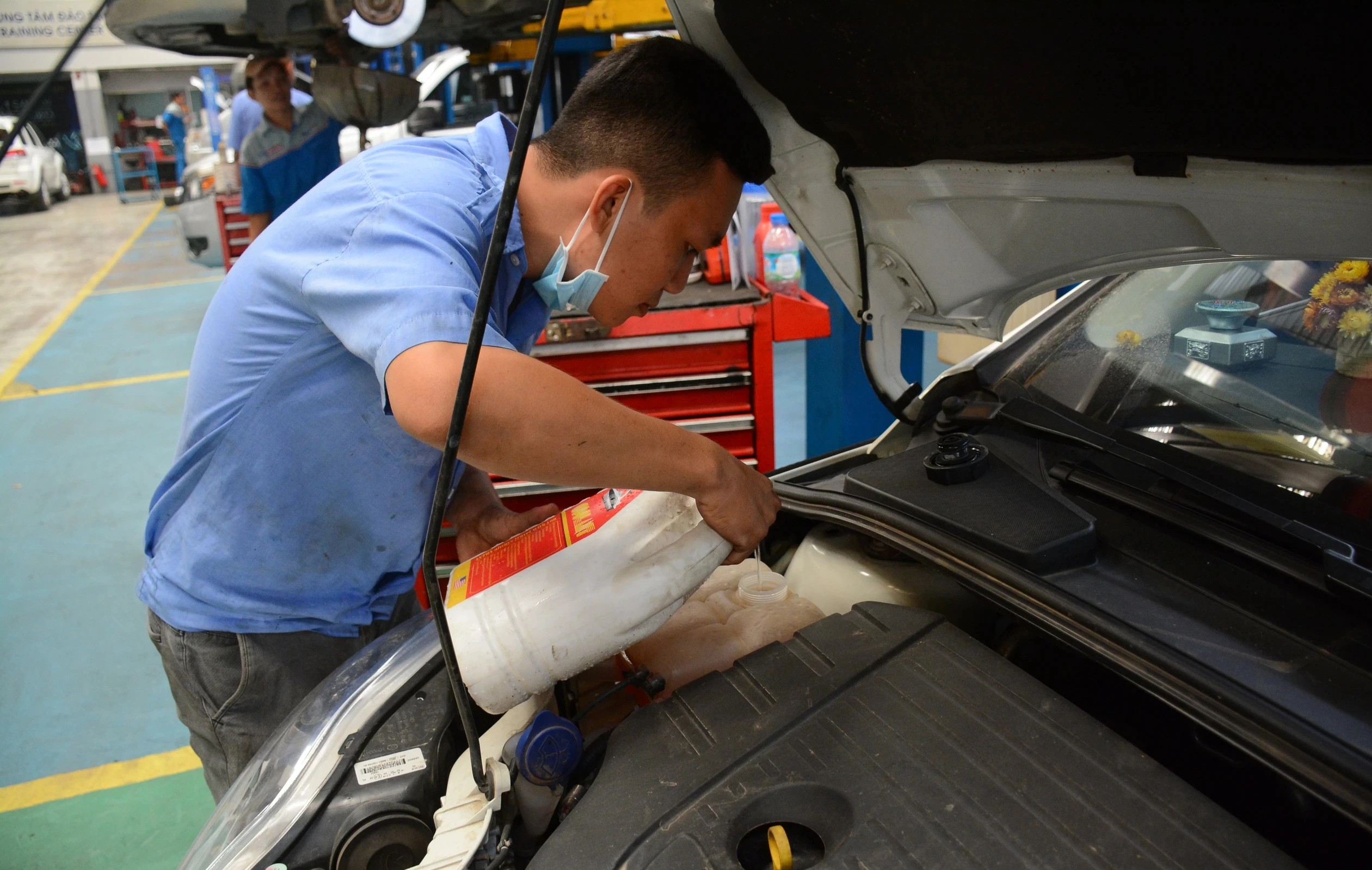 thay nước l&agrave;m m&aacute;t &ocirc; t&ocirc;