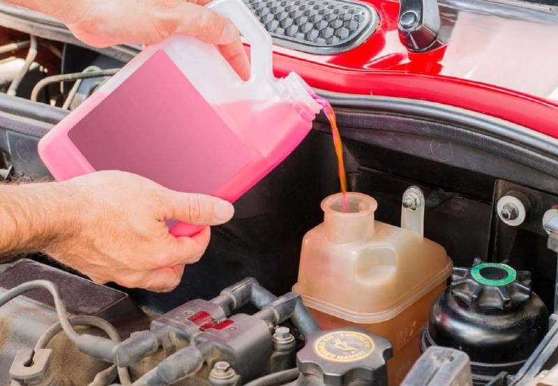 B&igrave;nh nước l&agrave;m m&aacute;t &ocirc; t&ocirc; nằm ở đ&acirc;u?